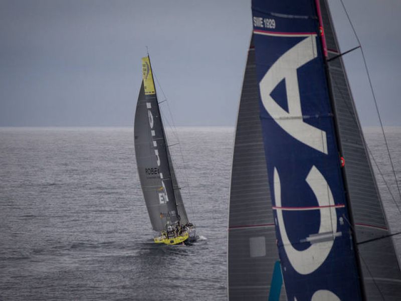 Geriau jau nematytų: po savaitės lenktynių „Volvo Ocean Race“ varžovai vis dar murkdosi be vėjo vos kelių mylių atstumu